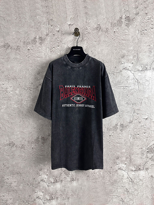 バレンシアガスーパーコピー赤い刺繍メッセージTシャツ