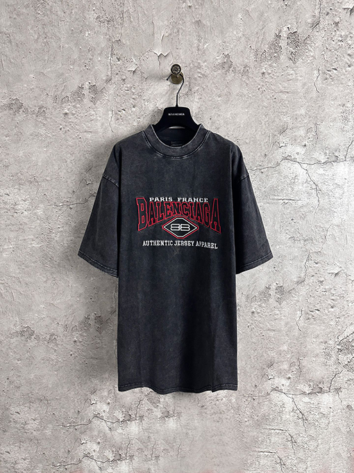 バレンシアガスーパーコピー赤い刺繍メッセージTシャツ