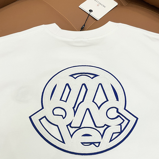 モンクレール 刺繍入りロゴ文字 クルーネック半袖Tシャツ