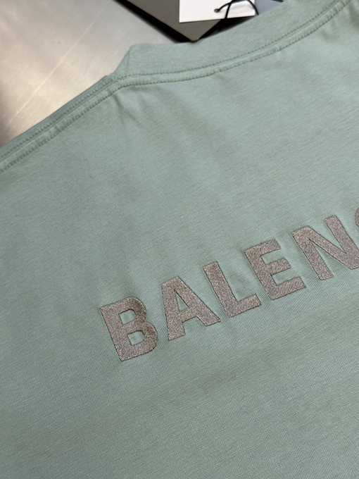 バレンシアガミントグリーンの刺繍スローガン半袖シャツ
