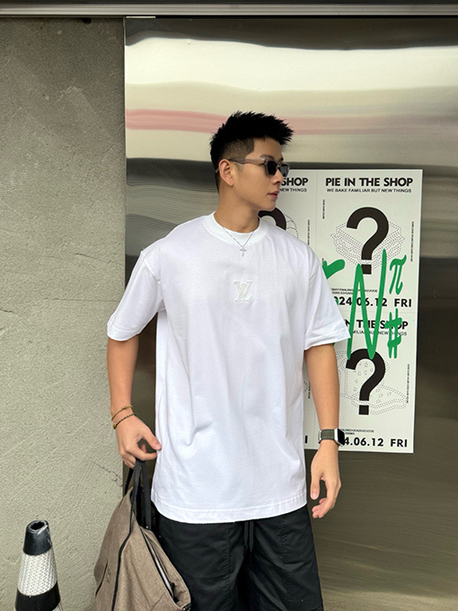 ルイヴィトンコピー新しい布刺繍ロゴ半袖Tシャツ