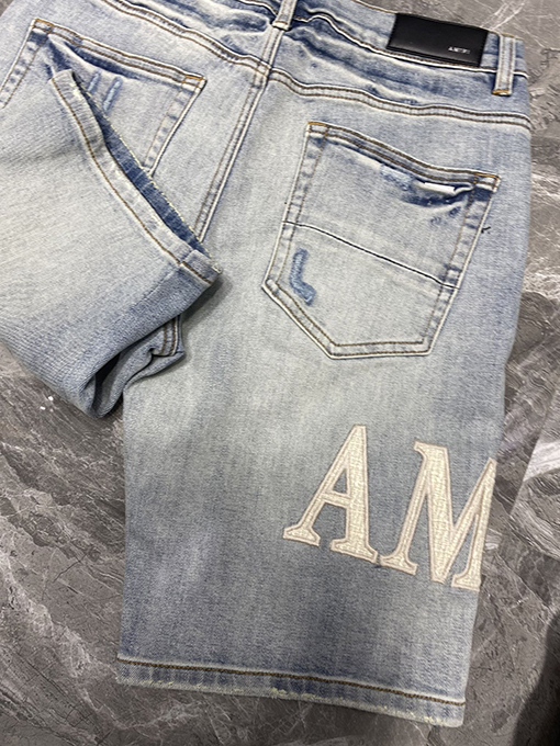 アミリ新しいパンツ