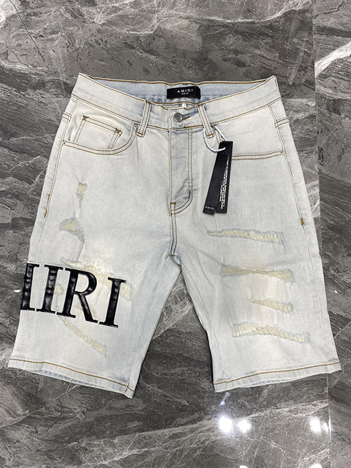 アミリファッションの穴の開いたショートパンツ
