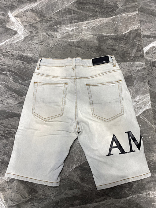 アミリファッションの穴の開いたショートパンツ