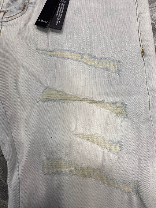 アミリファッションの穴の開いたショートパンツ