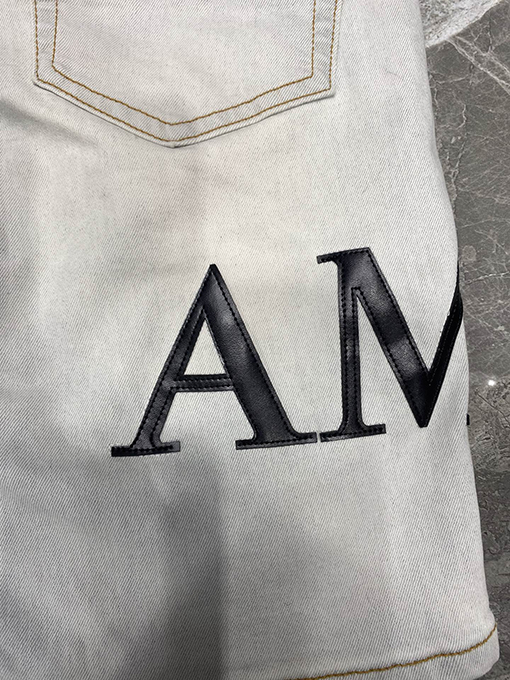 アミリファッションの穴の開いたショートパンツ