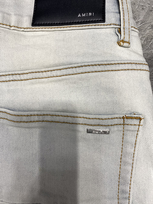 アミリファッションの穴の開いたショートパンツ