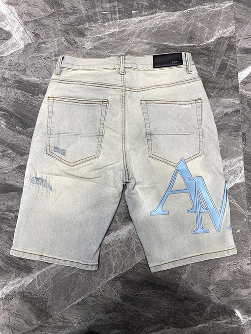 アミリコピー穴の開いたショートパンツ