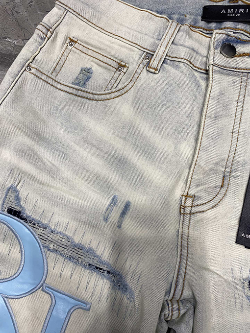 アミリコピー穴の開いたショートパンツ