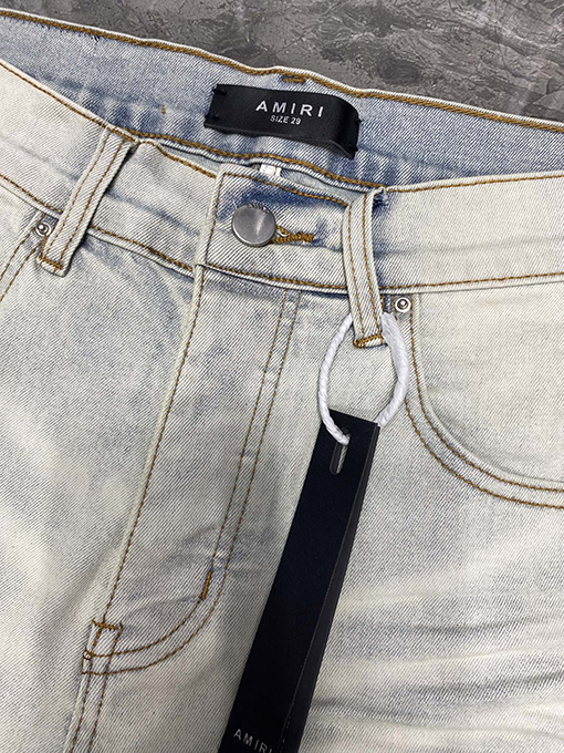 アミリコピー穴の開いたショートパンツ