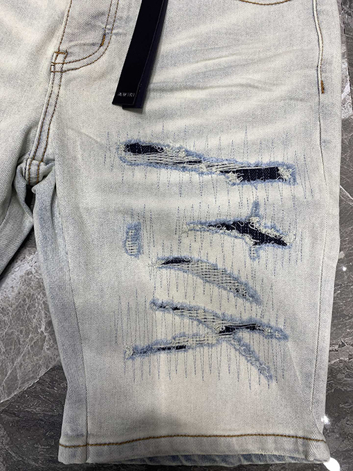 アミリコピー穴の開いたショートパンツ