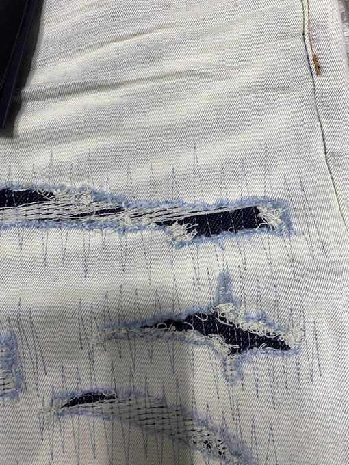 アミリコピー穴の開いたショートパンツ