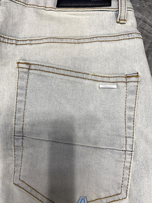 アミリコピー穴の開いたショートパンツ