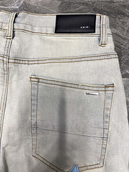 アミリコピー穴の開いたショートパンツ