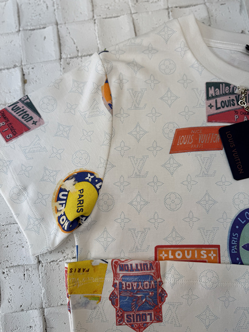 ルイヴィトンレディースプリントバッジチェーン半袖Tシャツ