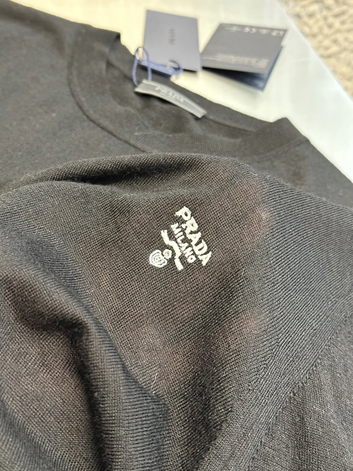 プラダクラシックな刺繍ウールクルーネック半袖シャツ