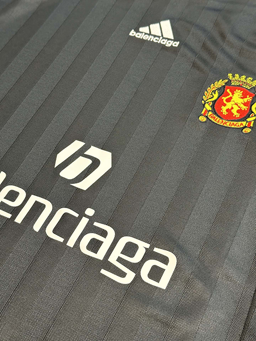 バレンシアガxアディダスストライプサッカー半袖シャツ