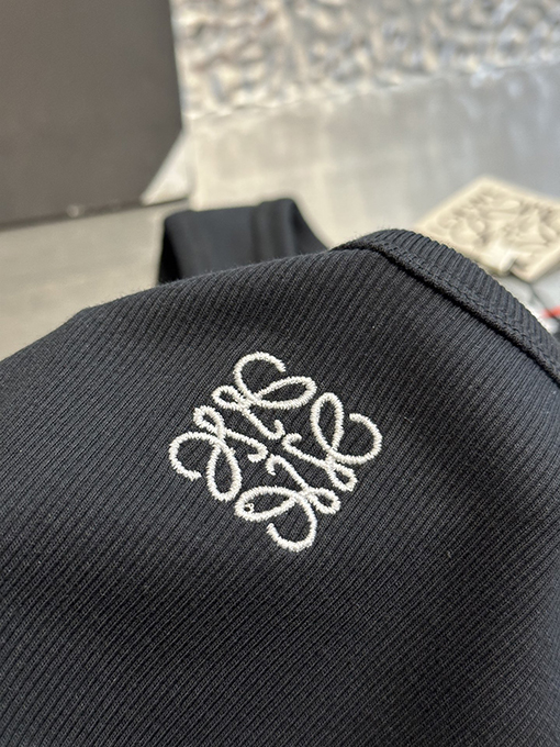 ロエベアナグラム刺繍ベスト