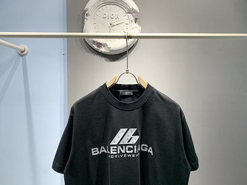 バレンシアガ ねじプリントTシャツ