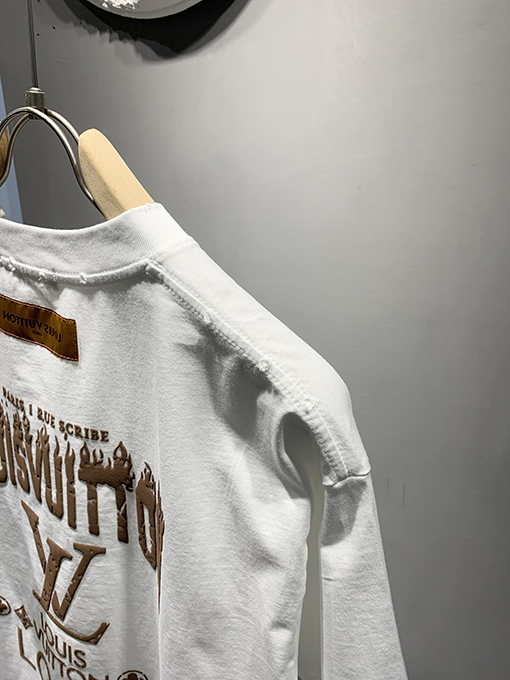 ルイヴィトンロゴフォームTシャツ