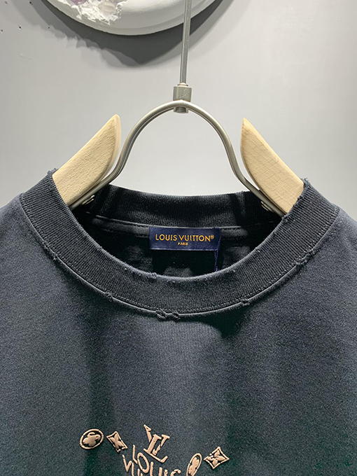 ルイヴィトンロゴフォームTシャツ