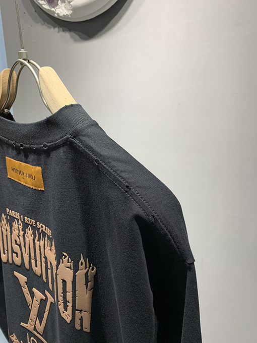 ルイヴィトンロゴフォームTシャツ