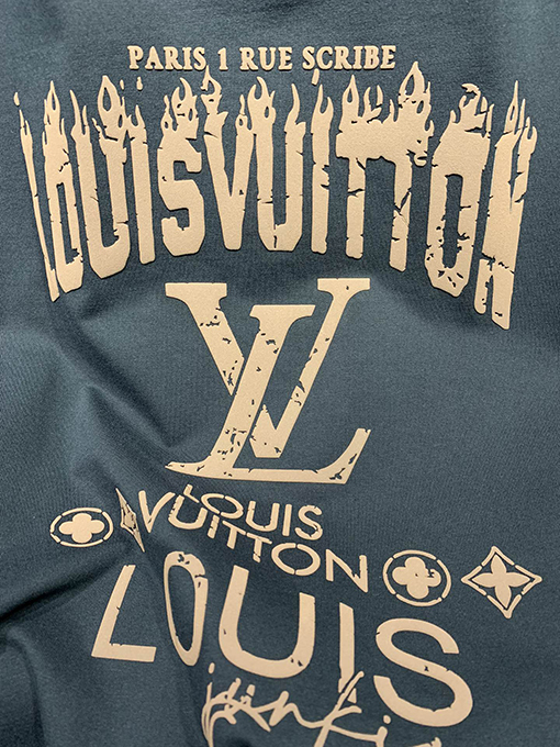 ルイヴィトンロゴフォームTシャツ