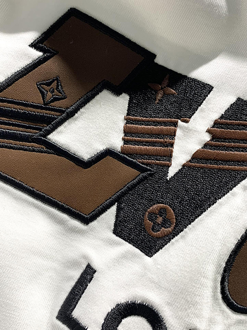 ルイヴィトン新しいロゴの刺繍Tシャツ
