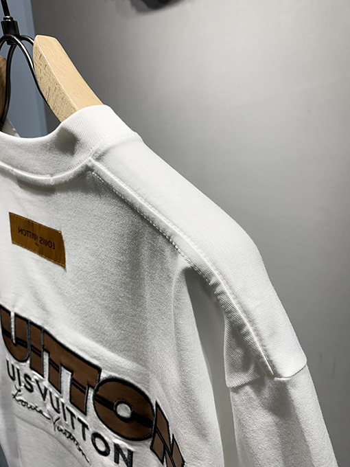 ルイヴィトン新しいロゴの刺繍Tシャツ