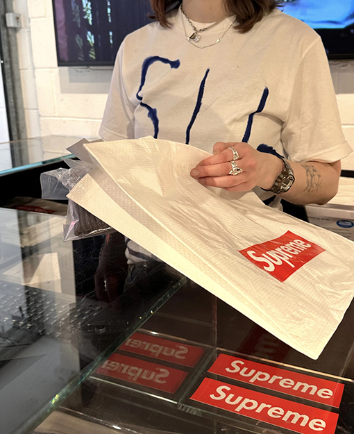 シュプリームコピーSUPREME SS25 PAINTED TEE カラフルなプリントロゴ半袖シャツ