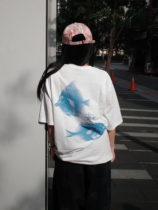 STUSSY SS25 X-RAY FISHIN TEE フィッシュボーンTシャツ