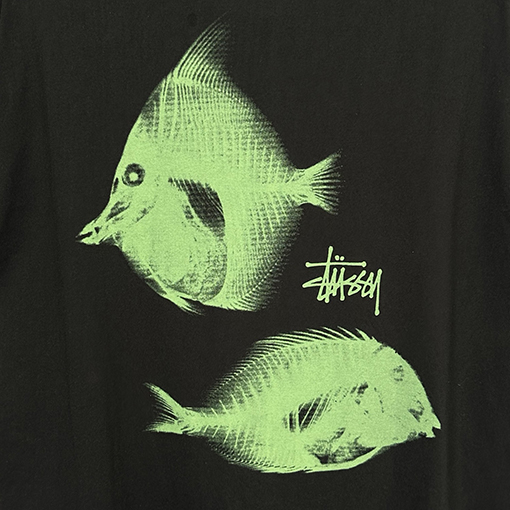 STUSSY SS25 X-RAY FISHIN TEE フィッシュボーンTシャツ