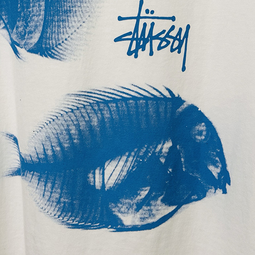 STUSSY SS25 X-RAY FISHIN TEE フィッシュボーンTシャツ