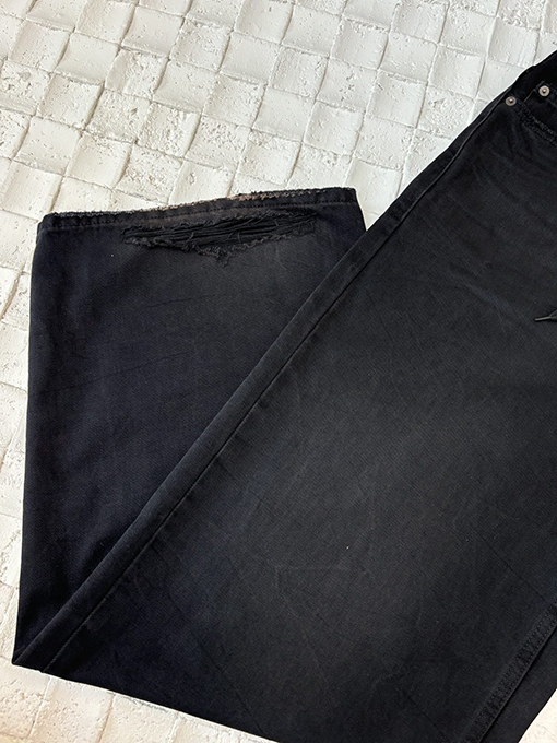 バレンシアガ25Ssショーの異色のステッチジーンズ