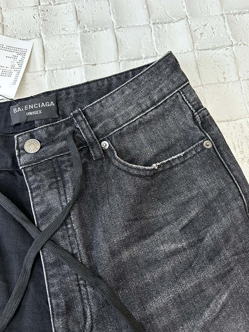 バレンシアガ25Ssショーの異色のステッチジーンズ