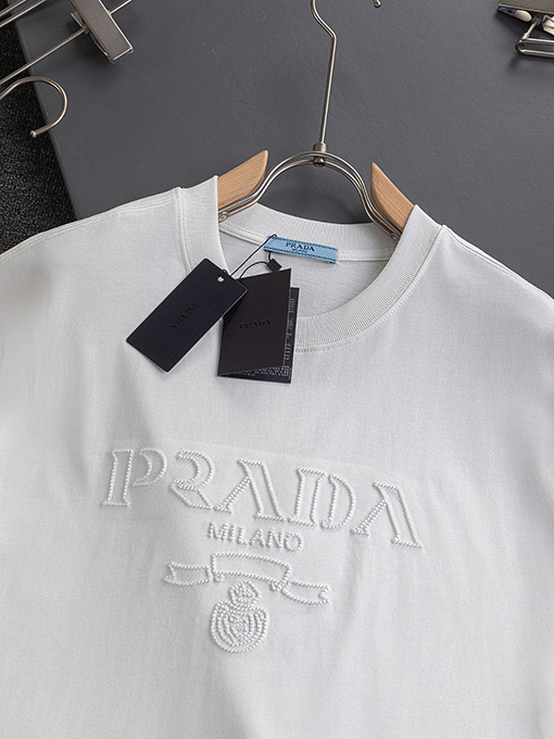 プラダ胸に空いた文字トーテム刺繍半袖Tシャツ