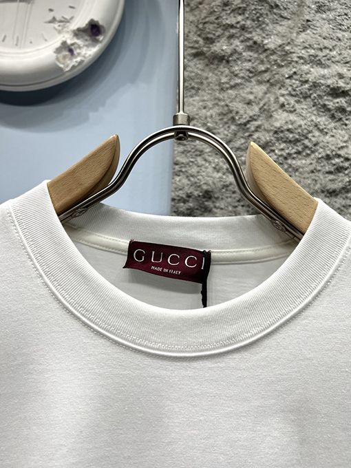 グッチスーパーコピー新しいスタンプロゴ半袖Tシャツ