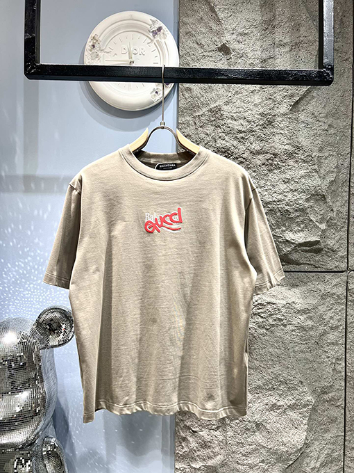 バレンシアガXグッチコラボコレクション幻のアルファベットTシャツ