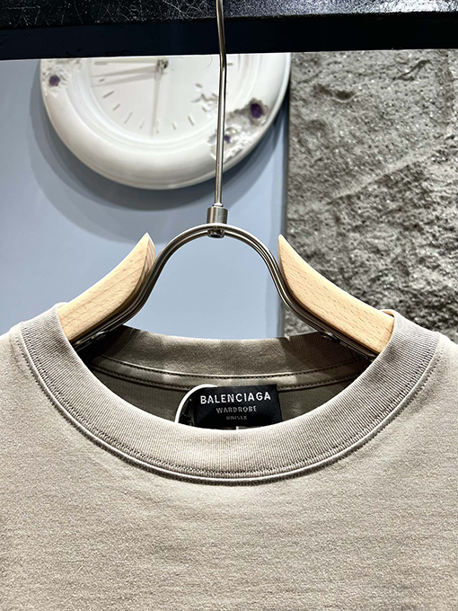 バレンシアガXグッチコラボコレクション幻のアルファベットTシャツ