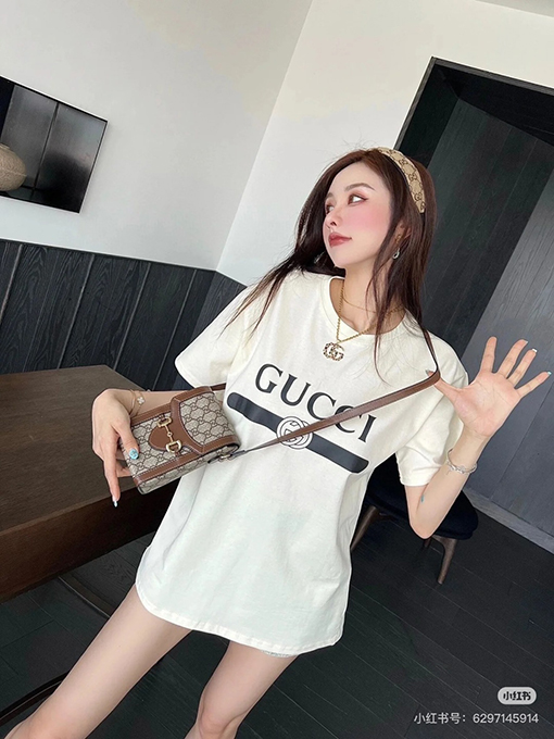 グッチ新しいプリントロゴ半袖Tシャツ
