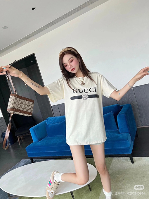 グッチ新しいプリントロゴ半袖Tシャツ