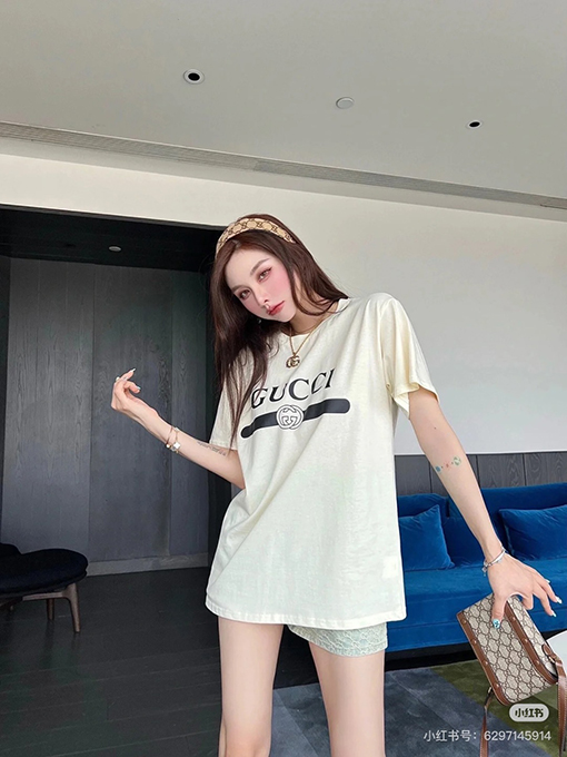 グッチ新しいプリントロゴ半袖Tシャツ