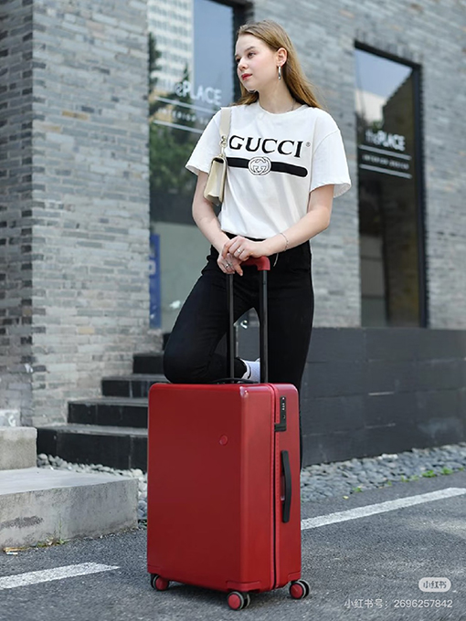 グッチ新しいプリントロゴ半袖Tシャツ