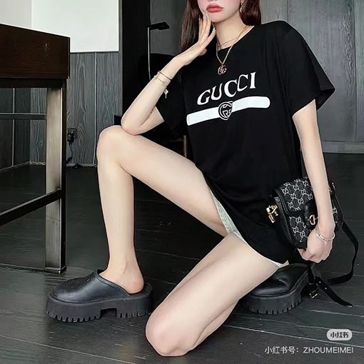 グッチ新しいプリントロゴ半袖Tシャツ