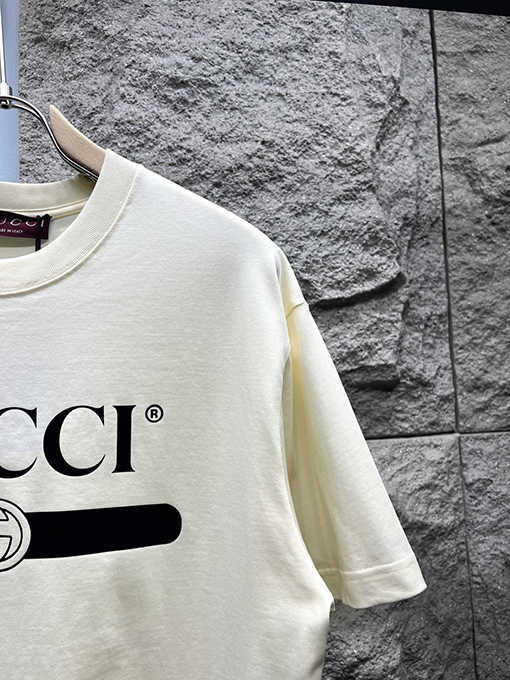 グッチ新しいプリントロゴ半袖Tシャツ