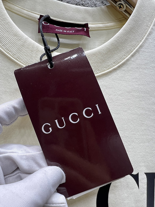 グッチ新しいプリントロゴ半袖Tシャツ