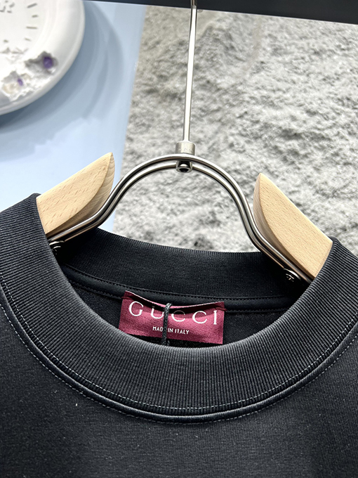 グッチ新しいプリントロゴ半袖Tシャツ