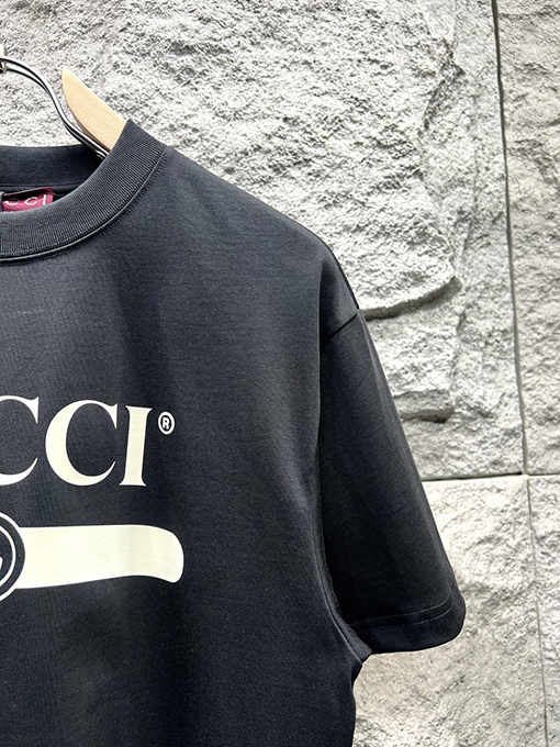 グッチ新しいプリントロゴ半袖Tシャツ