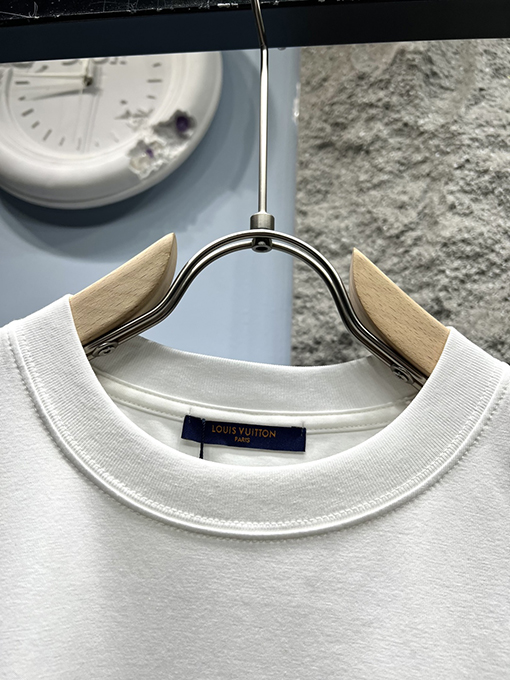 ルイヴィトン新しい愛のロゴ半袖Tシャツ