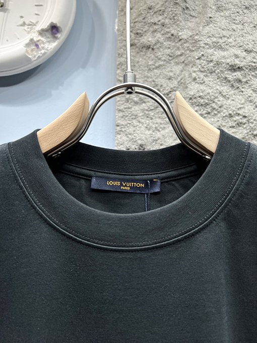 ルイヴィトン新しい愛のロゴ半袖Tシャツ
